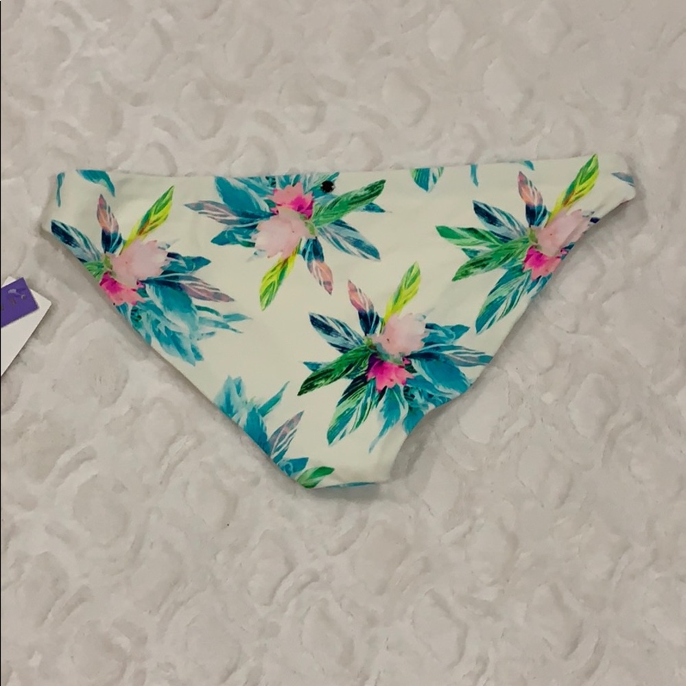 Radio Fiji swim bottoms Size L NWT